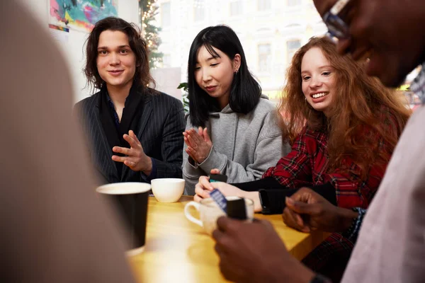 Компания Молодых Людей Кафе Веселиться Пить Кофе Весело Просматривать Социальные — стоковое фото