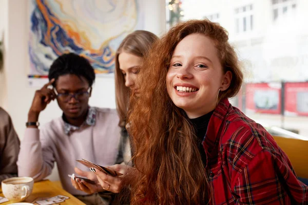 Компания Молодых Людей Кафе Веселиться Пить Кофе Весело Просматривать Социальные — стоковое фото