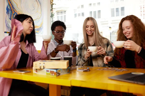 Uma Empresa Multinacional Jovens Beber Café Jogar Jogos Olhar Para — Fotografia de Stock