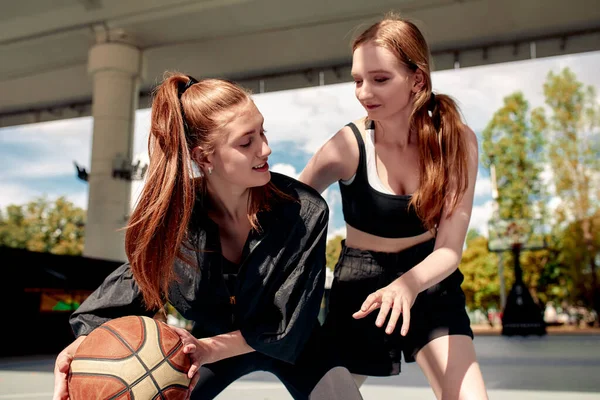 Twee Jonge Vrouwen Die Basketbal Spelen Een Zonnige Dag Vrouwen — Stockfoto