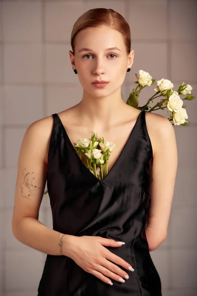 Jovem Bonita Com Necessidades Especiais Mulher Com Flores Mão Segurando — Fotografia de Stock