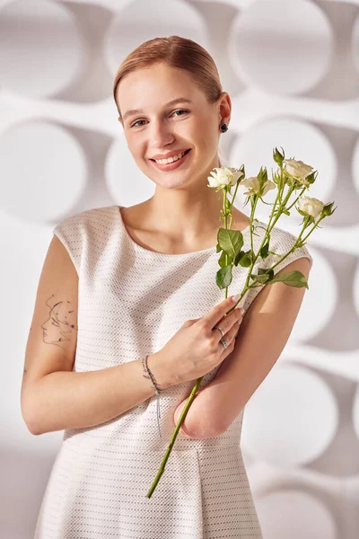 Uma Jovem Com Necessidades Especiais Com Flores Mão Uma Menina — Fotografia de Stock