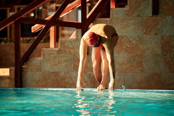Male Swimmer Dives Pool His Head Water Start Swim Pool — Stock Photo, Image
