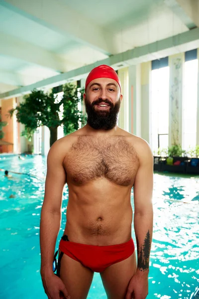 Yüzme Gözlüğü Takan Pozitif Bir Yüzücünün Portresi Yüzmeden Önce Isınmak — Stok fotoğraf