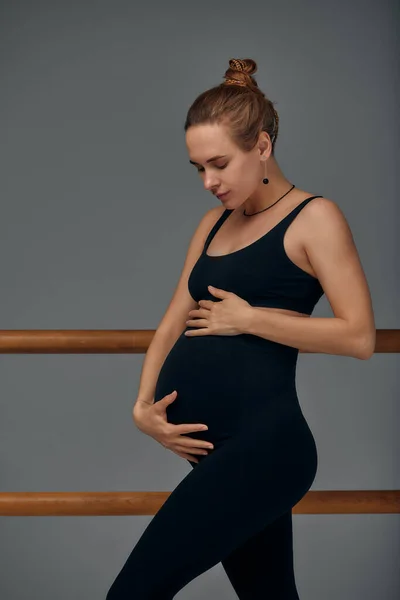 Έγκυος Που Ποζάρει Κοντά Μπαρ Στούντιο Μπαλέτου Μαύρα Κολάν Και — Φωτογραφία Αρχείου