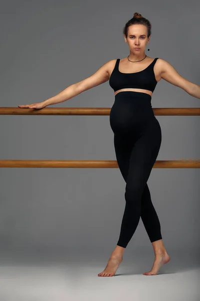 Pregnant Woman Posing Barre Ballet Studio Black Leggings Top Gray — Stock Photo, Image