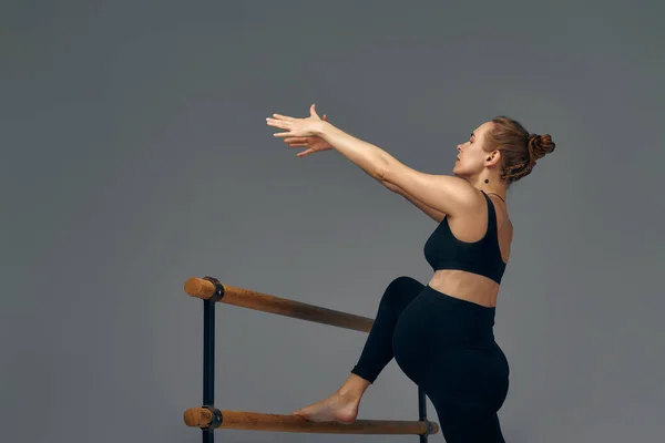 Pregnant Woman Posing Barre Ballet Studio Black Leggings Top Gray — Foto Stock