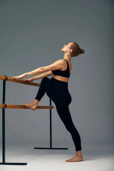 Pregnant Woman Posing Barre Ballet Studio Black Leggings Top Gray — Foto Stock