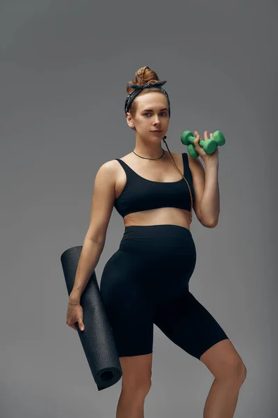 Fit Young Woman Exercising Her Pregnancy Standing Smiling Camera Dumbbells — Fotografia de Stock