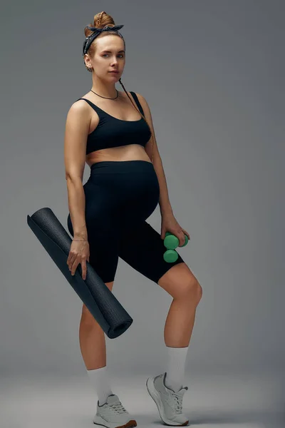 Fit Young Woman Exercising Her Pregnancy Standing Smiling Camera Dumbbells — Fotografia de Stock