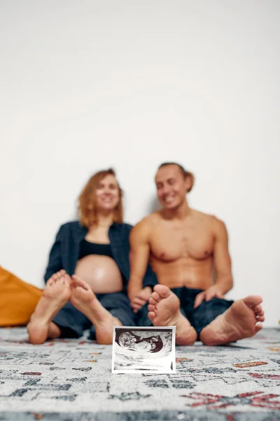 Portrait Young Happy Married Couple Hold Ultrasound Picture Cheerful Family — Foto de Stock