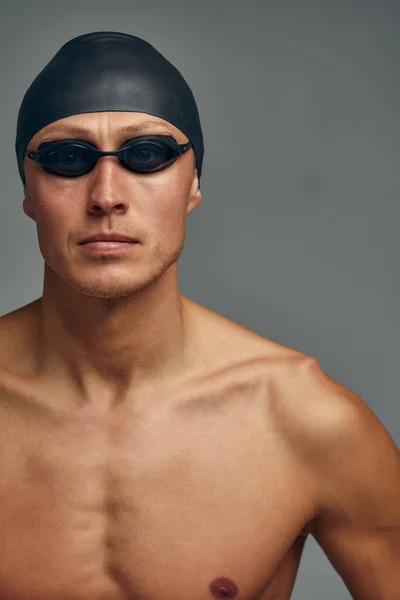 戴着帽子和面罩的游泳运动员的画像 半身像 戴着帽子和面罩游泳的年轻运动员 复印的空间 灰色背景 — 图库照片