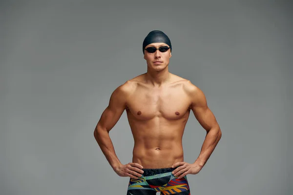 キャップとマスクの水泳選手の肖像画 半長さの肖像画 水泳のためのキャップとマスクを身に着けている若い選手の水泳 スペースのコピー 灰色の背景 — ストック写真