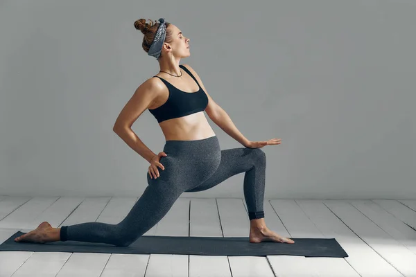 Full Body Portrait Pregnant Woman Doing Yoga Exercise Mat Isolated — Stock Photo, Image
