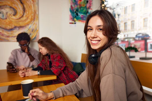 Молода Усміхнена Студентка Жінка Використовує Ноутбук Електронного Навчання Навушниках Переглядає — стокове фото