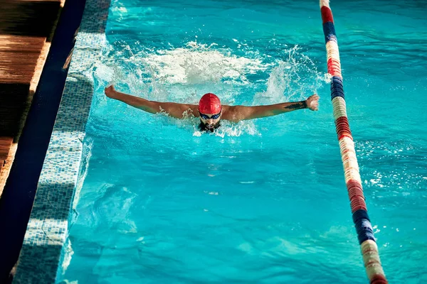 Sporcu Şapkası Gözlükleriyle Havuzda Yüzer Elleriyle Mantar Yapar Kelebek Stili — Stok fotoğraf