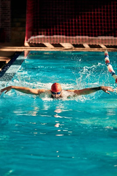 Sportowiec Pływa Basenie Kapeluszu Okularach Pojawiające Się Sprawia Grzyb Jego — Zdjęcie stockowe