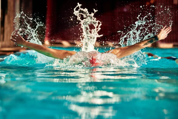 Sportowiec Pływa Basenie Kapeluszu Okularach Pojawiające Się Sprawia Grzyb Jego — Zdjęcie stockowe