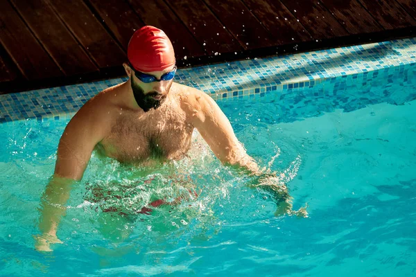 Sportowiec Odpoczywający Przy Basenie Podczas Treningu Pływacki Pływanie Basenie Trening — Zdjęcie stockowe
