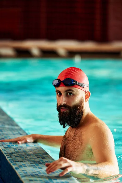 Sportowiec Odpoczywający Przy Basenie Podczas Treningu Pływacki Pływanie Basenie Trening — Zdjęcie stockowe