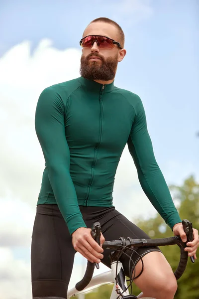 Retrato Ciclista Fundo Céu Homem Fato Ciclismo Com Óculos Ciclismo — Fotografia de Stock