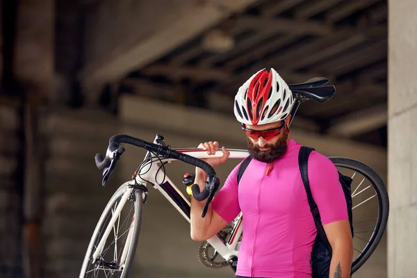 Ciclista Lleva Una Bicicleta Hombro Ciudad Hombre Ropa Ciclismo Gafas — Foto de Stock
