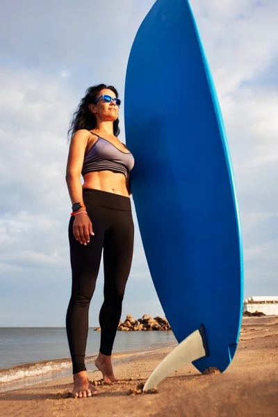 Γυναίκα Ετών Στέκεται Στον Ωκεανό Μια Σανίδα Του Σερφ Περιμένοντας — Φωτογραφία Αρχείου