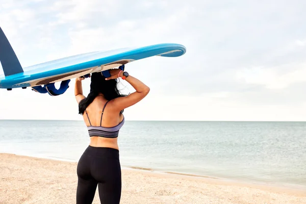 Καλοκαιρινή Διασκέδαση Στις Διακοπές Ταξιδιωτικές Διακοπές Surfing Σέξι Όμορφο Κορίτσι — Φωτογραφία Αρχείου