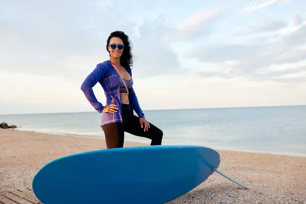 Γυναίκα Ετών Στέκεται Στον Ωκεανό Μια Σανίδα Του Σερφ Περιμένοντας — Φωτογραφία Αρχείου