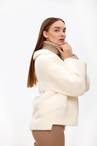 Närbild Modern Affärskvinna Ljus Bakgrund Fashionabla Faux Pälskläder Mode Modern — Stockfoto