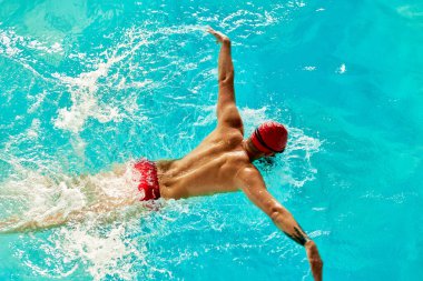 Havuzda pozitif neşeli yüzücü, yüzme antrenmanları arasında dinleniyor, havuzda kardiyo antrenmanı yapıyor, sakatlıktan sonra havuzda yüzme egzersizi yapıyor.