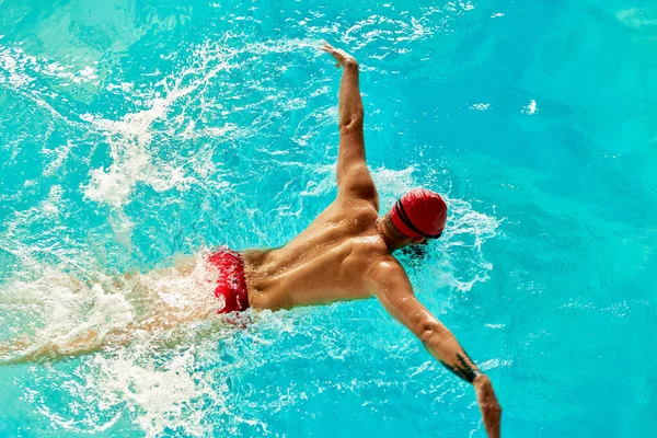 Pozytywny Wesoły Pływak Basenie Odpoczynek Wodzie Między Treningami Pływackimi Trening — Zdjęcie stockowe