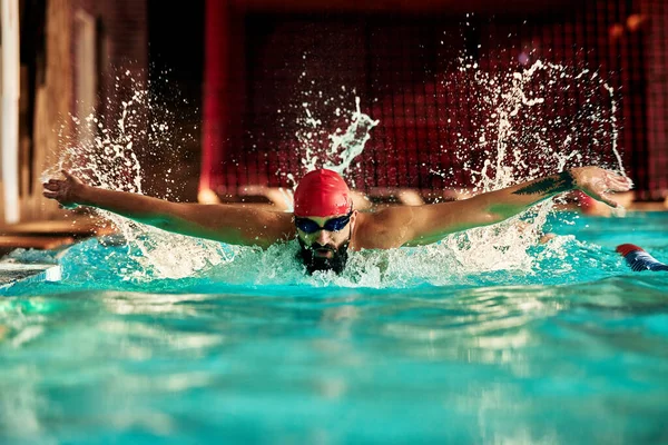 在游泳池里游泳 在游泳锻炼 在游泳池里进行体能训练 在游泳池里进行预防受伤后游泳的运动之间在水里休息 — 图库照片