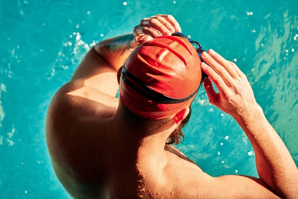 在游泳池里游泳 在游泳锻炼 在游泳池里进行体能训练 在游泳池里进行预防受伤后游泳的运动之间在水里休息 — 图库照片