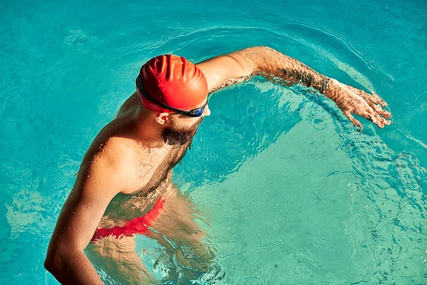 Pozytywny Wesoły Pływak Basenie Odpoczynek Wodzie Między Treningami Pływackimi Trening — Zdjęcie stockowe