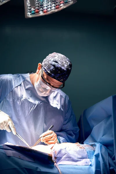 手術室の近代的な設備 手術室で働いているチーム外科医 手術器具で手術室の外科医 医学的背景 — ストック写真
