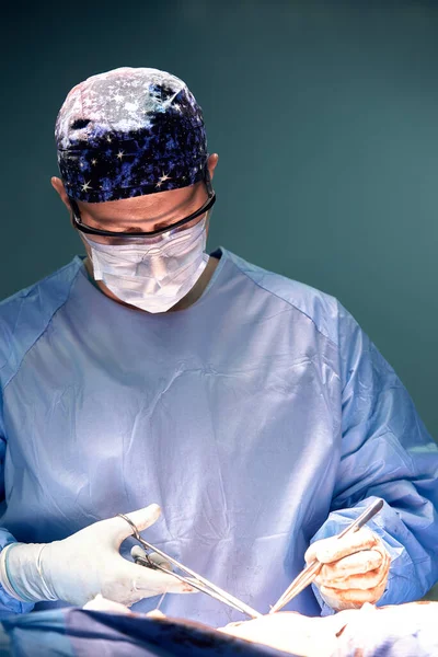 手术室的现代化设备 手术室里的团队外科医生 手术室里的外科医生 带着外科设备 医疗背景 — 图库照片