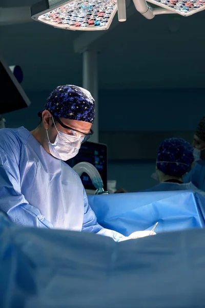 在医院手术室做手术的一组外科医生 进行重要行动的医疗小组 — 图库照片