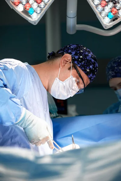 장비는 수술실에 외과의 수술실에서 일하고 있습니다 장비가 외과의 의학적 — 스톡 사진
