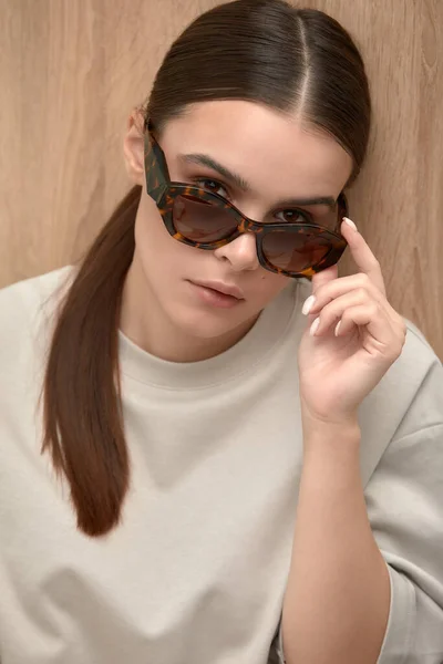 メガネを通して見る眼鏡の中の若い穏やかな女性の肖像 眼鏡の中の若いビジネス女性のショット スタイリッシュな眼鏡ファッションアクセサリー — ストック写真