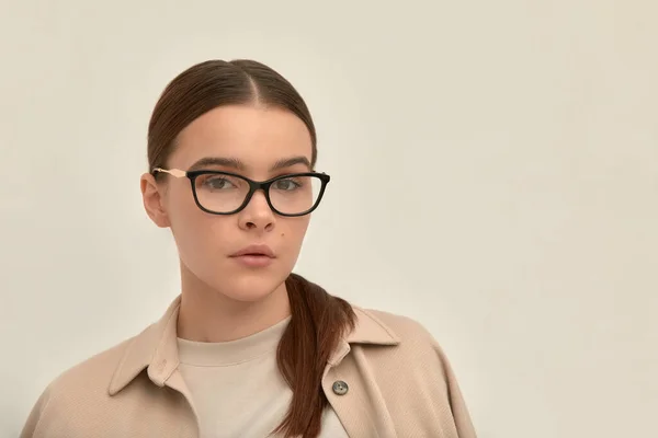 メガネを通して見る眼鏡の中の若い穏やかな女性の肖像 眼鏡の中の若いビジネス女性のショット スタイリッシュな眼鏡ファッションアクセサリー — ストック写真
