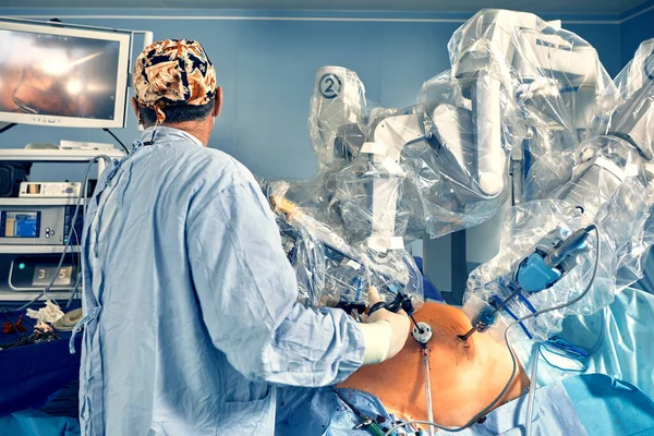 入院中の低侵襲ロボットを用いた外科系 未来の手術室のロボット技術装置マニピュレータ外科医 医療イノベーションロボット手術用3D内視鏡 — ストック写真