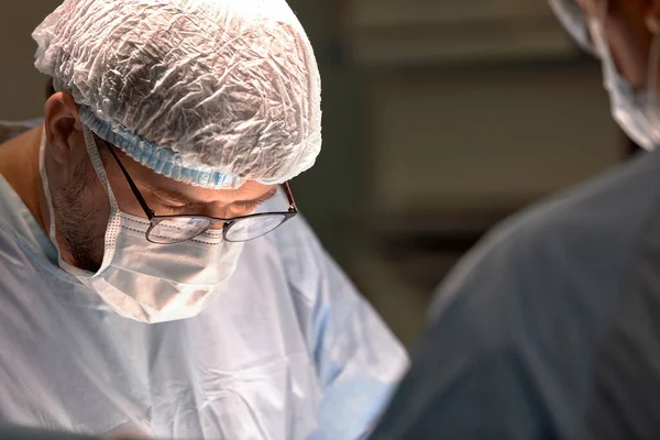 Aufnahme Eines Chirurgen Der Eine Operation Unter Einer Hellen Elektrischen — Stockfoto