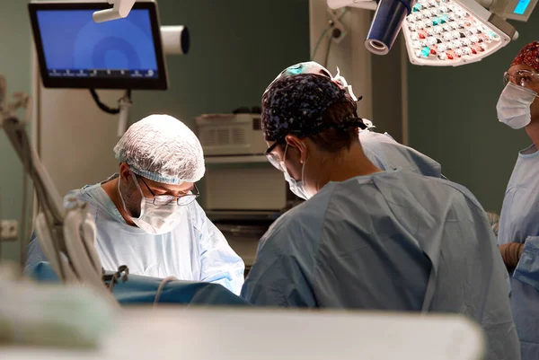 수술실에 아래서 수술을 경험있는 외과의 계심있는 간호사 과싸우고 — 스톡 사진