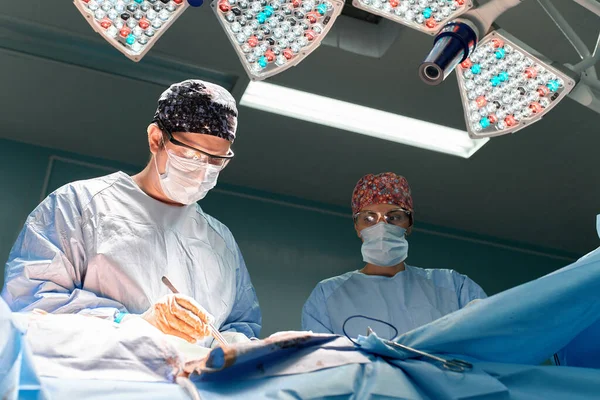 Modern Bir Hastane Ameliyathanesinde Ameliyat Yapan Bir Grup Cerrah Kanserli — Stok fotoğraf