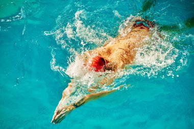 Havuz 'da Havadan Havuz Yüzen Erkek Görünümü. Profesyonel Atletizm Şampiyonluğu Eğitimi, Front Crawl, Serbest Stil Tekniği kullanılıyor. Üst Görünüm Görüntüsü.
