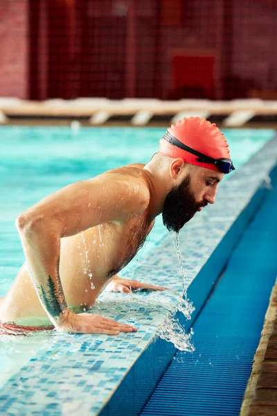 Nadador Sombrero Gafas Lado Piscina Nadador Masculino Emerge Piscina Una —  Fotos de Stock