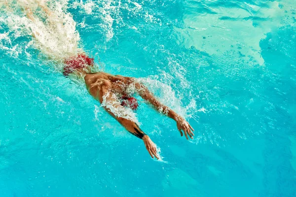 空中俯瞰男子游泳运动员在游泳池游泳 参加锦标赛的职业田径训练 使用前轮 自由式技术 顶视图射击 — 图库照片