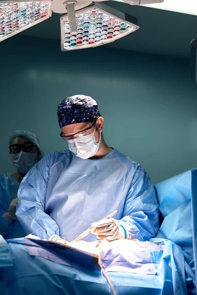 수술실에 일단의 외과의들 종양학 의사들의 복부의 — 스톡 사진