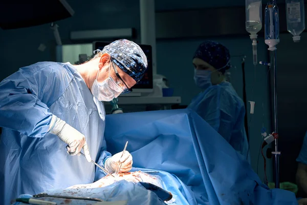 肿瘤科手术室里的一组外科医生 抗肿瘤的斗争 专业医生的辛勤工作 腹部肉瘤的手术 — 图库照片